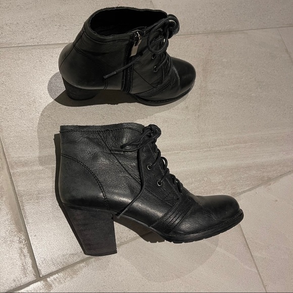 Softmoc Black Leather Laced Ankle Boots - Picture 2 of 5